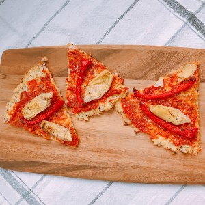 cauliflower pizza crust with artichoke and peppers